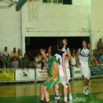 Chavéz y Brachet miran como la pelota ingreso en el canasto. Chavéz y Brachet miran como la pelota ingreso en el canasto.