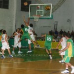 Luna de Huracán y Cardini de Unión luchan en el rebote._1 Luna de Huracán y Cardini de Unión luchan en el rebote._1