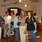 Caula explica sus trabajos a los visitantes de la muestra_1